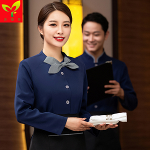 饭店服务员领结与火锅服务的艺术融合