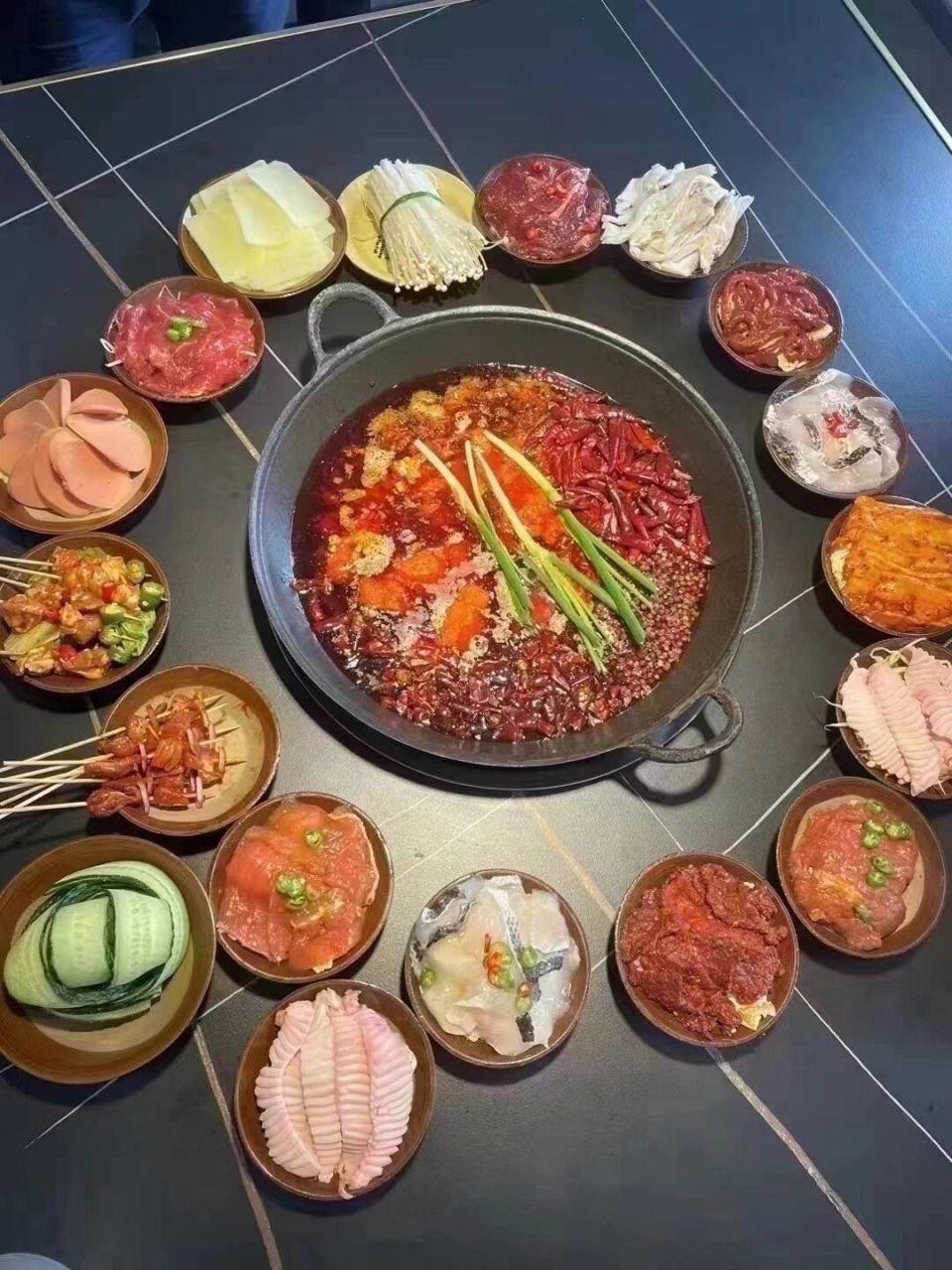 探寻地摊小火锅的魅力 从工厂批发到贴心服务的烟火盛宴